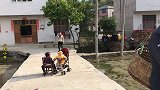 小白下田收地笼，一个比一个多，最后一个爆笼，大呼：天啦发财了