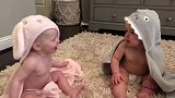 双胞胎洗完澡披上可爱浴巾，对视一眼瞬间被新造型逗笑，太可爱了