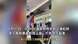 老人高铁霸座扬言“打死我也不起”，乘警调解遭怼：你就是枪毙我也不怕