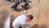 免费挖玉还能捡黄金？大批人涌入河南山坡，当时村里堵车都堵了几公里，“连块能落脚翻找的地方都没有”