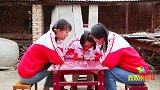 短剧小花姑姑给了小花一瓶指甲油，小花开心去的跟欢欢姐妹分享