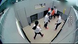 集装箱内，陈赫牢牢守住门口，却被李晨无情驱逐