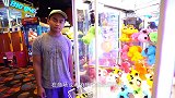 抓娃娃机难度太大？国外这款口香糖机简单又好玩