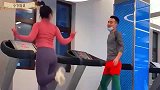 女子跑步机健身，这妖娆的步伐让教练没眼看
