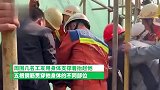 农民工坠楼5根钢筋插入体内，咬紧牙关配合救援，消防员跪地当担架
