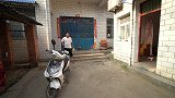 小光给外甥邮寄帽子，问姐姐要10元快递费，看姐姐给小光多少钱