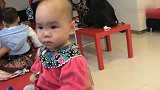 中国孤儿和美国新父母单独相处，没有哭，但却比哭更让人心疼