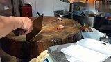 香港烧腊店斩料：飞快切叉烧、烧鸭下庄、卤水乳鸽皇