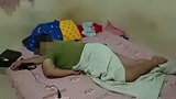 男子在床上充电玩手机被电死 右手有灼伤痕迹