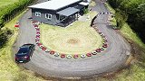 只为玩漂移！日本狂热赛车迷将自家花园改成赛道
