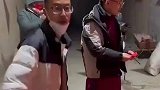 新郎去接亲，伴郎却一直跳起来踢门