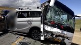 青海一大客车与小汽车迎面相撞 致6人死亡 监拍车祸瞬间