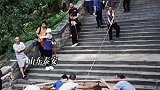 坦途不歇脚，重压不歇肩，众人合力将重型设备抬上泰山