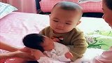小姨家刚出生的妹妹，2岁儿子非要抱一会儿，这稀罕劲没谁了