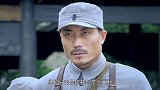 狡猾鬼子进村偷袭，谁知我军战士早已转移，一开门收到“大礼”！
