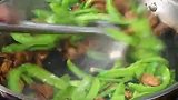 炒荷兰豆到底要不要焯水，教你正确做法，荷兰豆脆甜，肉片干香！