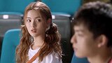 小情侣看电影这电灯泡贼亮，小娜：我太难了