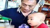 爷爷一倒酒，一岁的孙子就是这反应，原谅我笑翻了