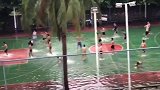 下雨时的篮球场，就是男人的快乐星球！