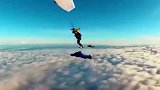 美国小伙翼装飞行高空跳伞，三万英尺就撑开伞了，下去估计饿死了