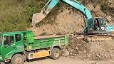 为什么在拓宽山路时必须使用挖掘机来装载卡车 ？
