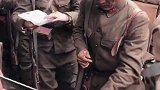 拍戏现场，群众演员不容易，打个饭忍受侮辱