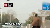 成都市区男子骑马上街 见红灯也停绿灯一亮就加鞭快跑
