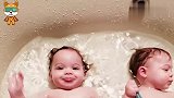 妈妈给双胞胎姐妹洗澡，接下来请注意姐姐的举动，看一次想笑一次
