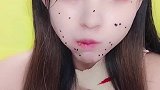 雨衣大牙妹吃草莓爆杯冰