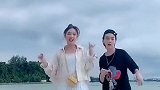 两位活泼好动的小姐姐，样子看着元气满满的十分可爱