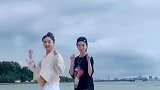两位活泼好动的小姐姐，样子看着元气满满的十分可爱