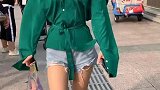 小姐姐穿新衣服啦瞧那眼神嘚瑟