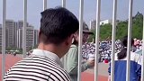 爸爸贴心为小棉袄送冰镇西瓜汁