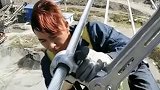 电力工人高空作业！