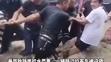 河南安阳暴雨，数十位村民拔河式拽车救下一车小学生。太帅！