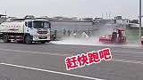 洒水车清路障，一点人情都没有