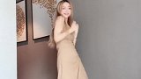 长发的美女小姐姐在家里尬舞，这身材舞姿我给满分！