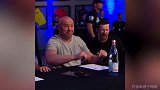 MMA赛场选手两记重拳打爆对手面部！场面血腥看懵白大拿