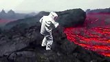 牛人现场挖一勺火山喷出的岩浆，真豪横