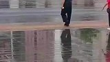 大爷伸手牵老伴下台阶，他不用回头