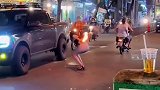 国外美女在街上一不小心玩过火，成为众人眼中景点
