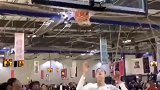 转身360度神奇上篮！美国野球场大神送神作