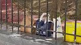 这是哪位同学的蛋糕，再不下课蚂蚁都快吃完了