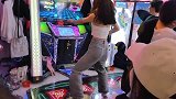 跳舞机上妙领少女舞姿柔美，引大波观众，这得练多久？