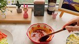 韩式拌饭简单版，5样配菜加煎蛋，淋上灵魂酱汁，太好吃了
