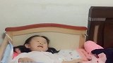 3岁的妹妹真会撒娇，一句话让哥哥笑开了花，场面太温馨了