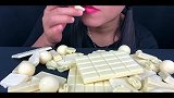 小姐姐一个人吃一桌子的白巧克力，不怕会长胖吗
