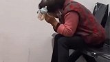 老人没换过尿不湿！想剪开不小心剪到孩子的肉！今成了罪人！