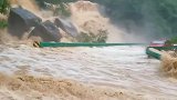 四川广元：暴雨突袭山洪喷涌而出中断道路，轿车水中漂水厂被淹没