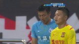 秦升边路长传落点精准！ 王炯率先将球顶出底线